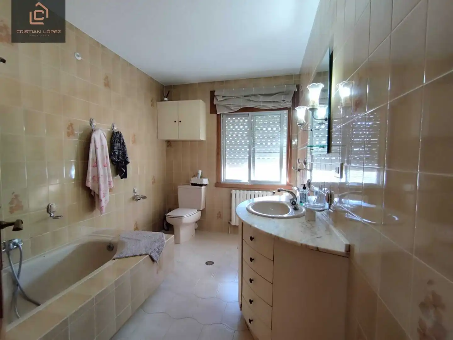 Bany de Casa o xalet en venda en Abegondo amb Calefacció, Parquet i Terrassa