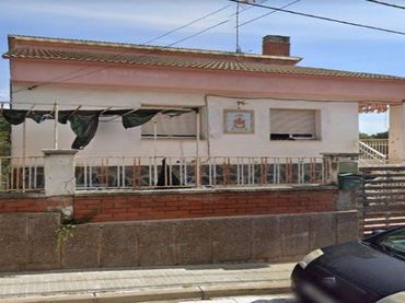 Casa in vendita a calle De Les Piscines (urb Castellnou)