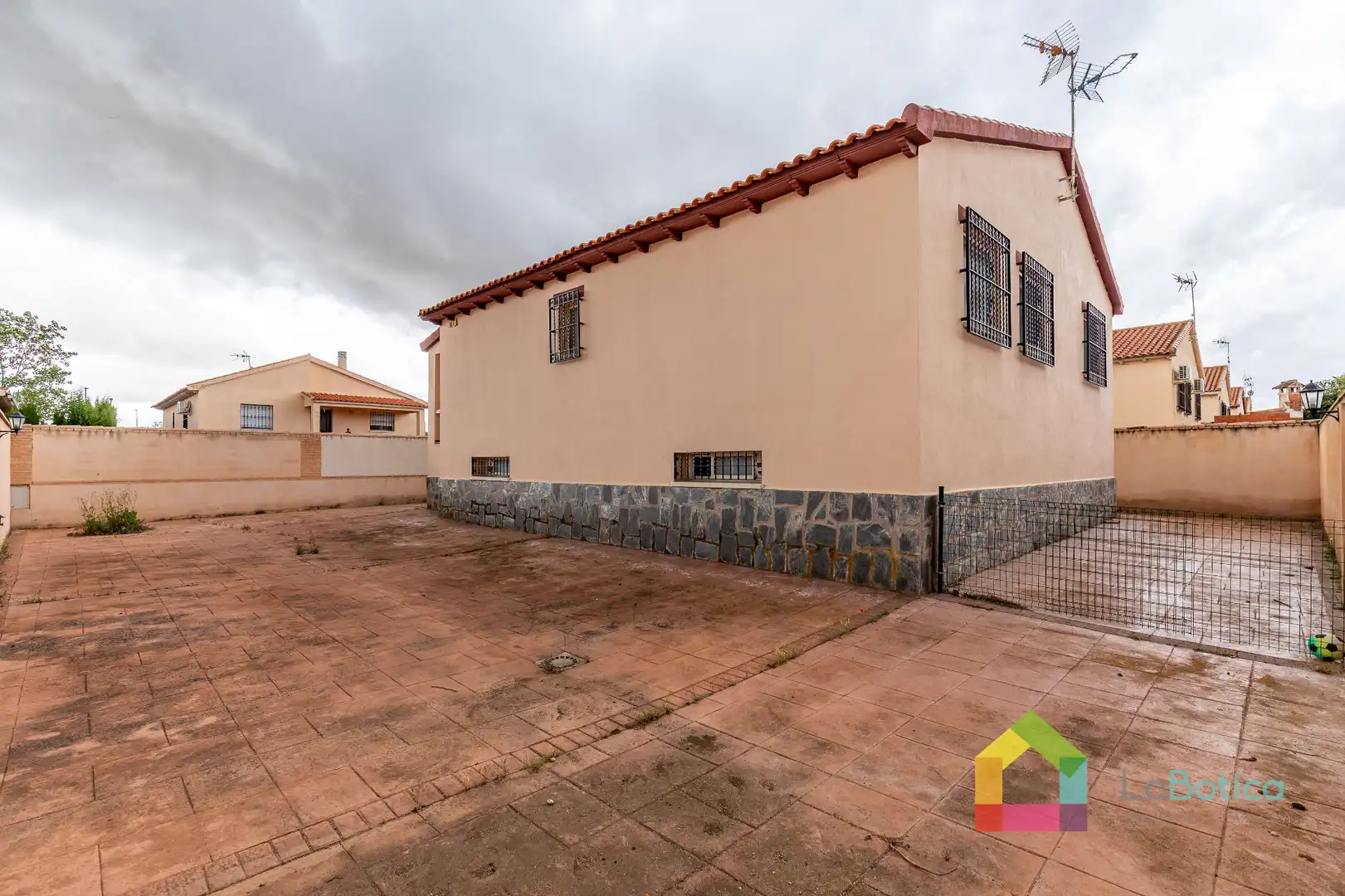 Außenansicht von Haus oder Chalet zum Verkauf in Burguillos de Toledo mit Klimaanlage, Heizung und Terrasse