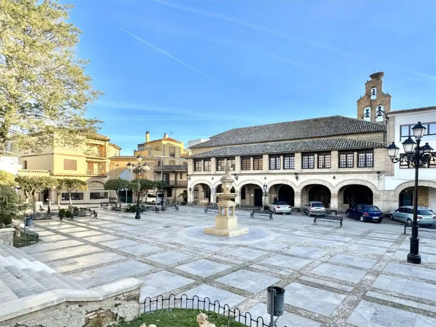 Vista exterior de Casa adosada en venda en Mengíbar amb Balcó