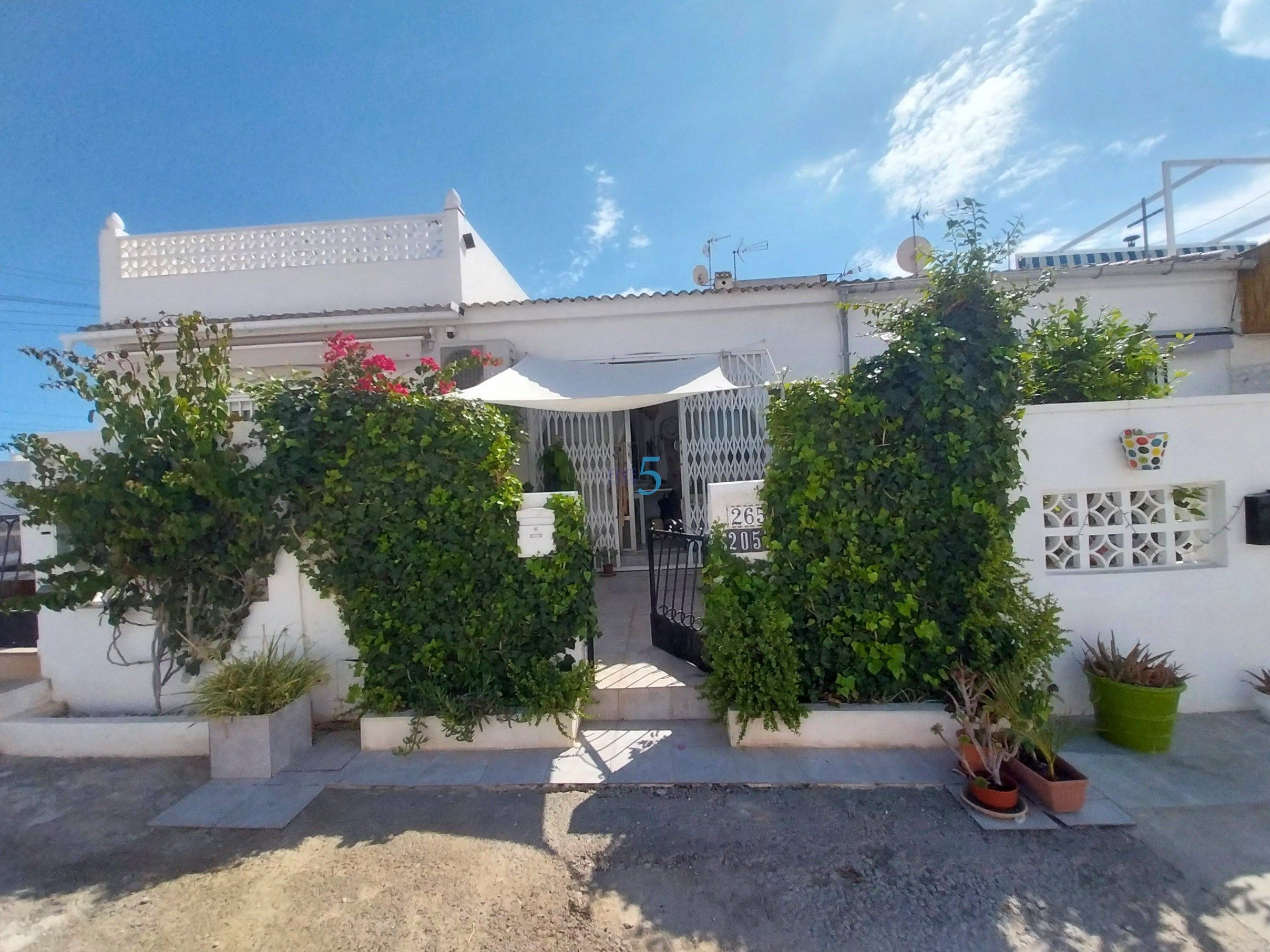 Vista exterior de Casa o xalet en venda en Torrevieja amb Aire condicionat, Calefacció i Terrassa