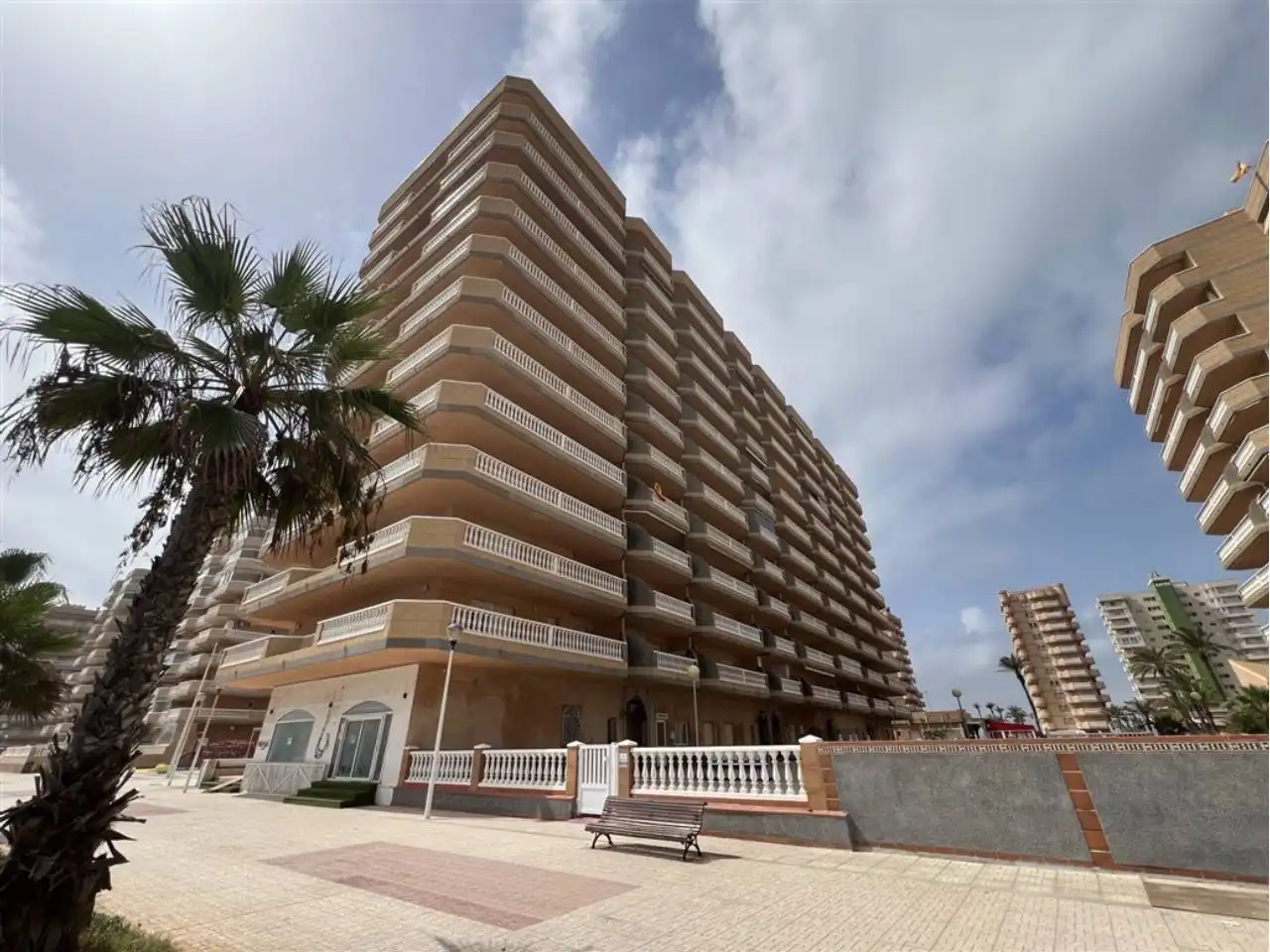 Vista exterior de Pis en venda en La Manga del Mar Menor amb Calefacció, Terrassa i Moblat