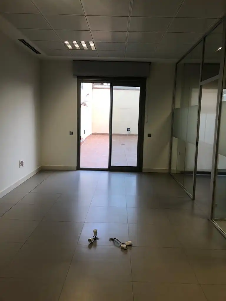 Büro zur Miete in Mataró mit Klimaanlage, Heizung und Terrasse