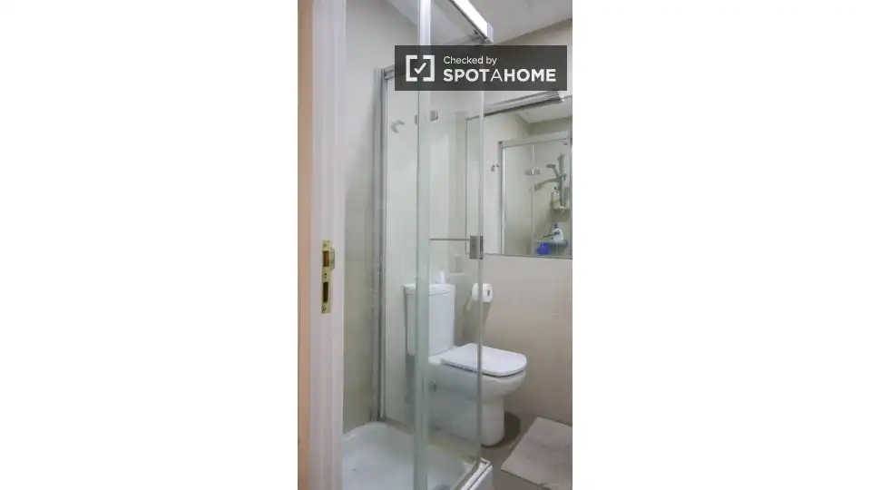 Room in Cortes - Huertas