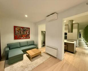 Sala d'estar de Apartament de lloguer en  Madrid Capital amb Calefacció, Moblat i Forn