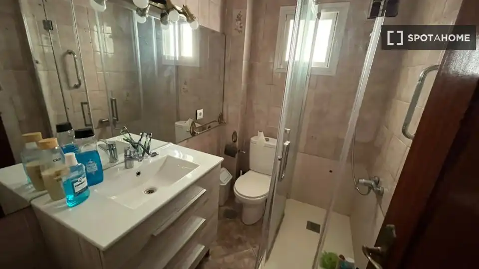 Badezimmer von Wohnungen zur untervermieten in Córdoba mit Klimaanlage, Terrasse und Möbliert
