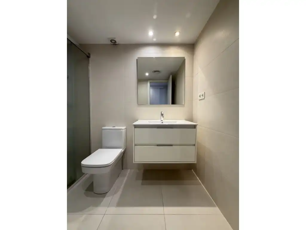Bathroom of Flat for rent in Girona  with Air Conditioner, Heating and Oven
