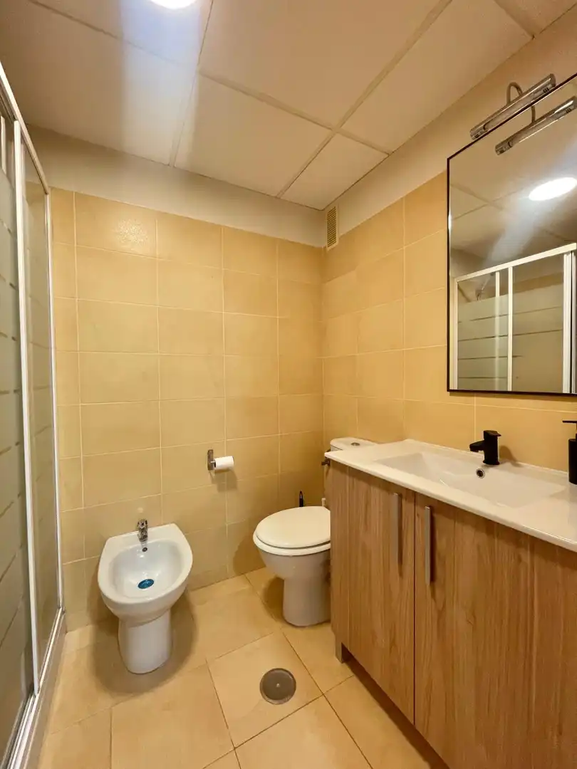 Baño de Apartamento de alquiler en El Ejido con Aire acondicionado, Calefacción y Jardín privado