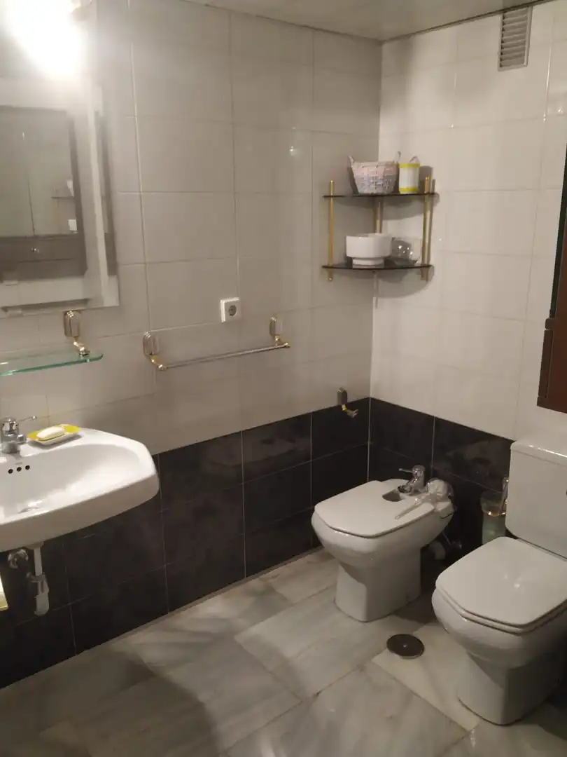 Badezimmer von Wohnung zur Miete in Córdoba mit Heizung und Möbliert