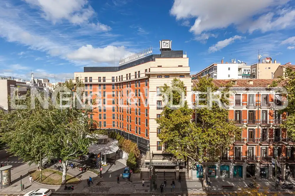 Außenansicht von Erdgeschoss zur Miete in Madrid mit Klimaanlage, Heizung und Möbliert
