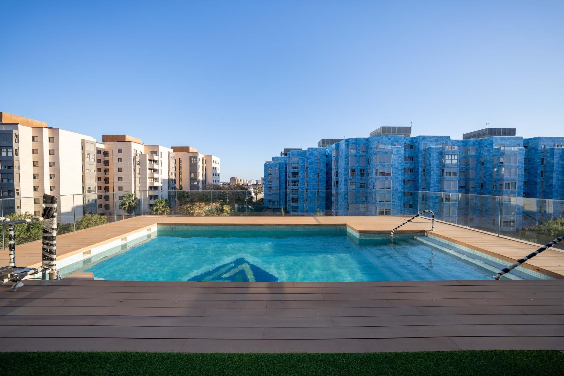 Piscina de Pis en venda en  Almería Capital amb Aire condicionat, Calefacció i Jardí privat