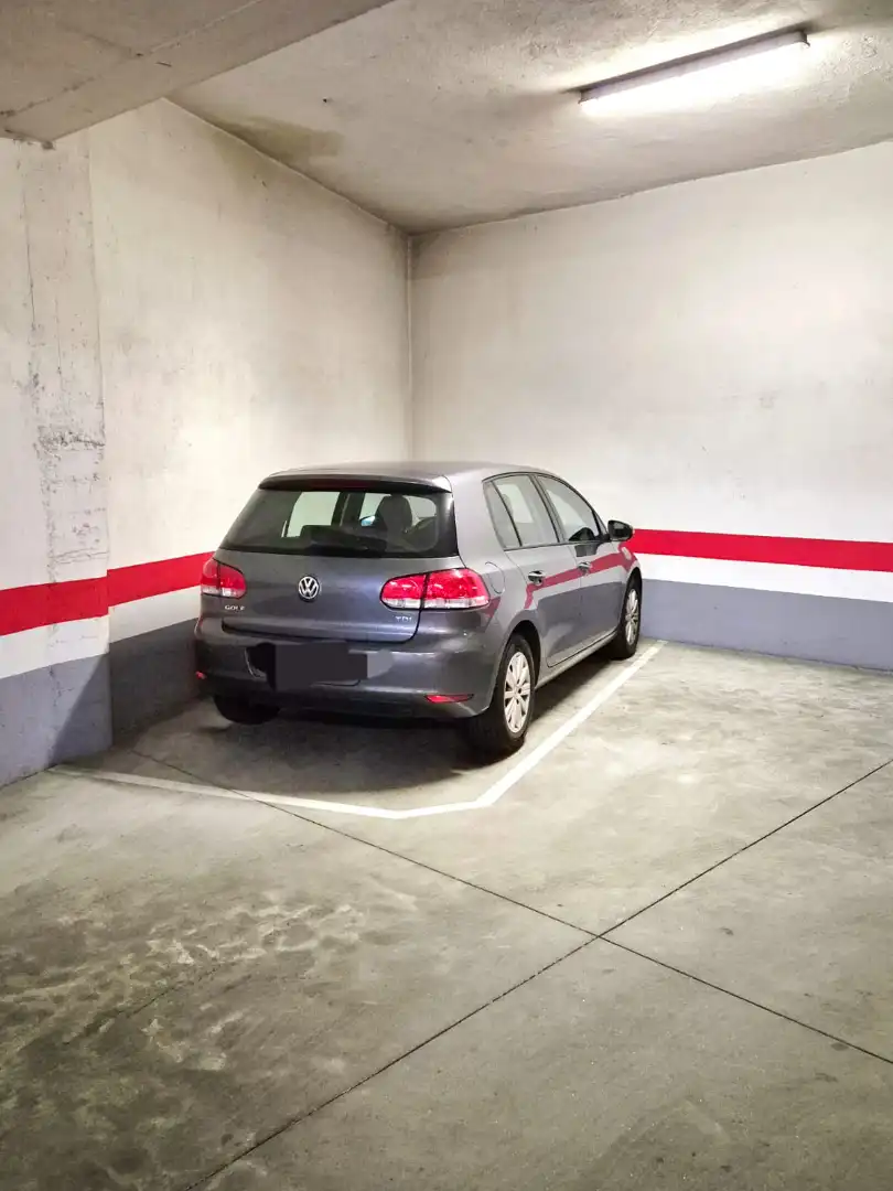 Parking de Piso de alquiler en Santiago de Compostela  con Calefacción, Parquet y Trastero