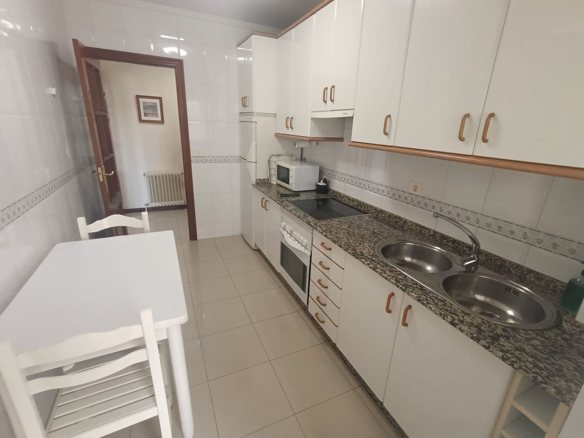 Cuina de Apartament de lloguer en Lugo Capital amb Calefacció i Moblat