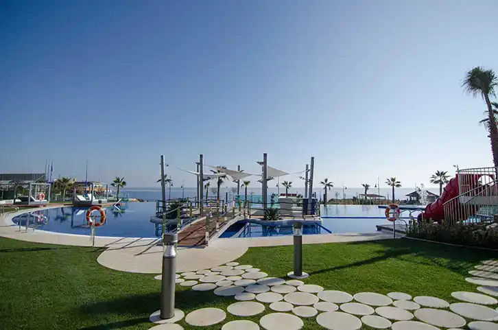Piscina de Apartamento en venta en Torrevieja con Aire acondicionado y Balcón