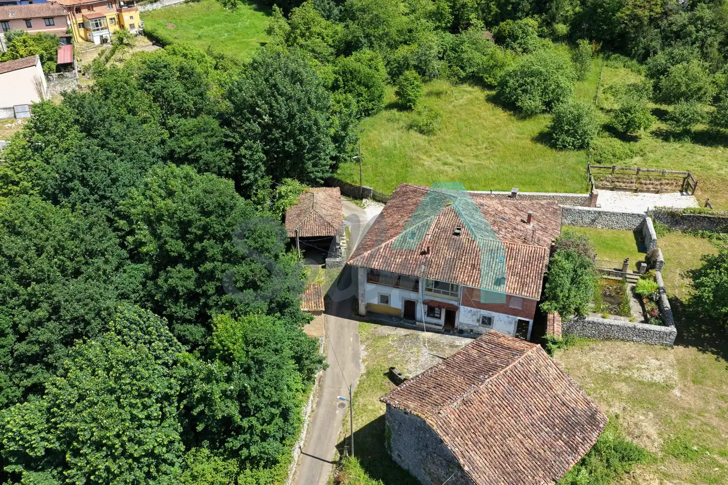 Außenansicht von Einfamilien-Reihenhaus zum Verkauf in Onís mit Heizung, Abstellraum und Balkon