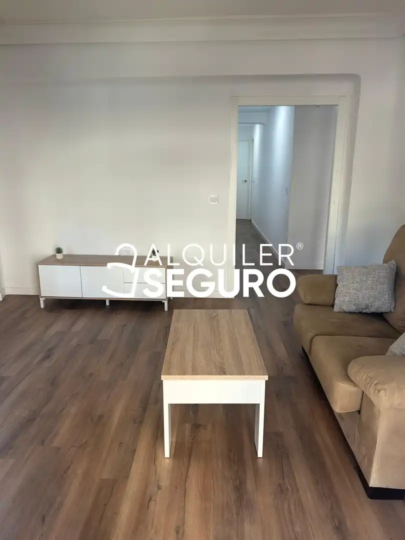 Sala d'estar de Pis de lloguer en Arcos de las Salinas amb Aire condicionat, Terrassa i Moblat