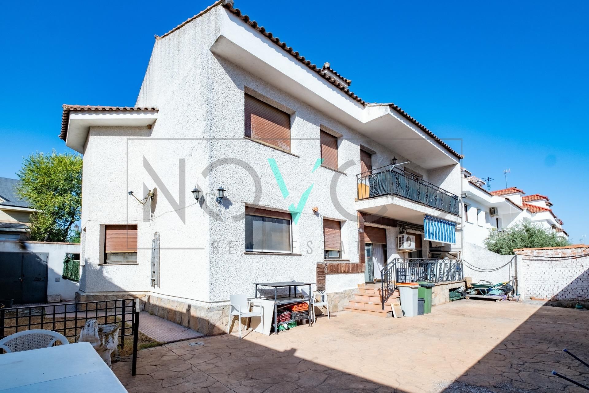 Exterior view of House or chalet for sale in Seseña  with Heating, Private garden and Furnished