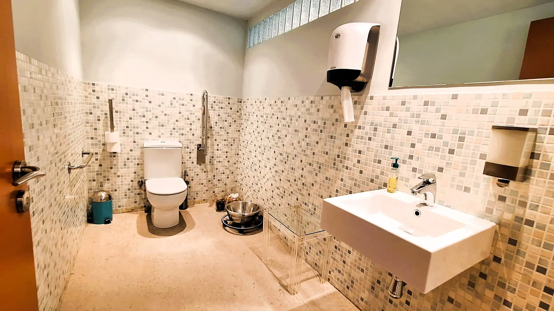 Badezimmer von Geschaftsraum zum Verkauf in Girona mit Klimaanlage