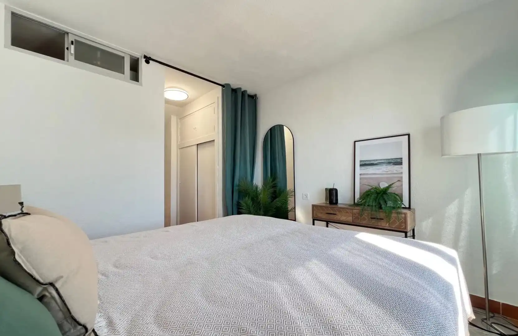 Dormitori de Apartament de lloguer en Estepona amb Aire condicionat, Terrassa i Moblat