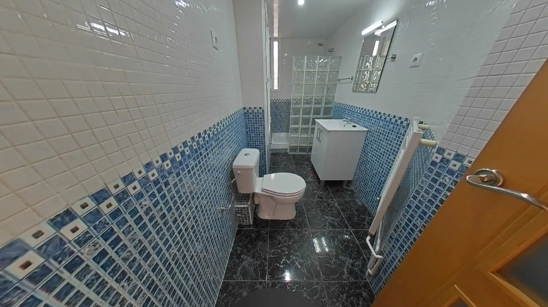 Bathroom of Flat for sale in L'Hospitalet de Llobregat  with Air Conditioner and Heating