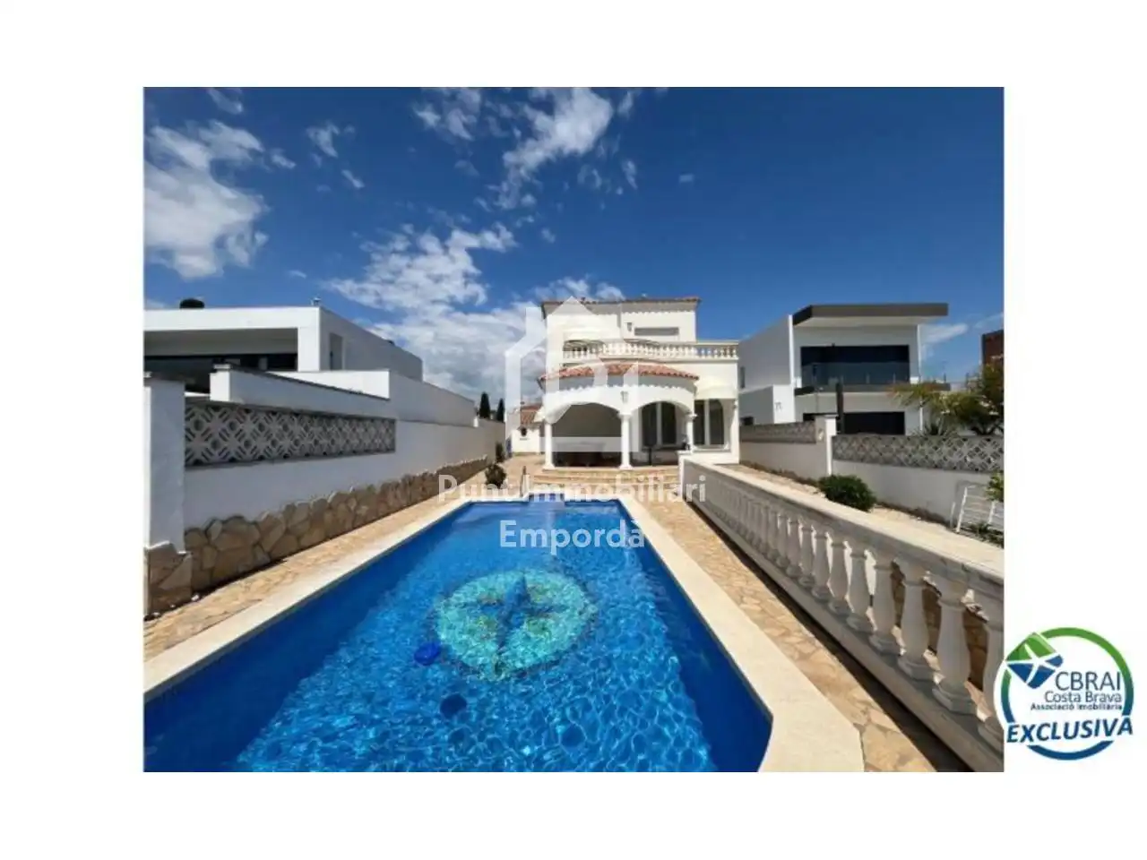 Vista exterior de Casa o xalet en venda en Empuriabrava amb Aire condicionat, Calefacció i Jardí privat