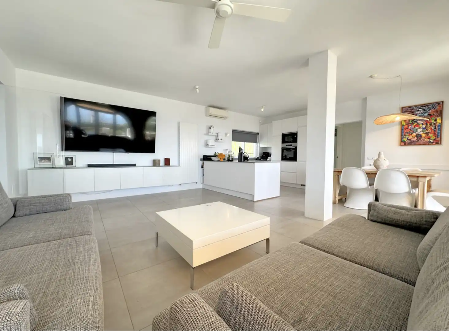 Sala d'estar de Casa o xalet en venda en Estepona amb Aire condicionat, Jardí privat i Terrassa