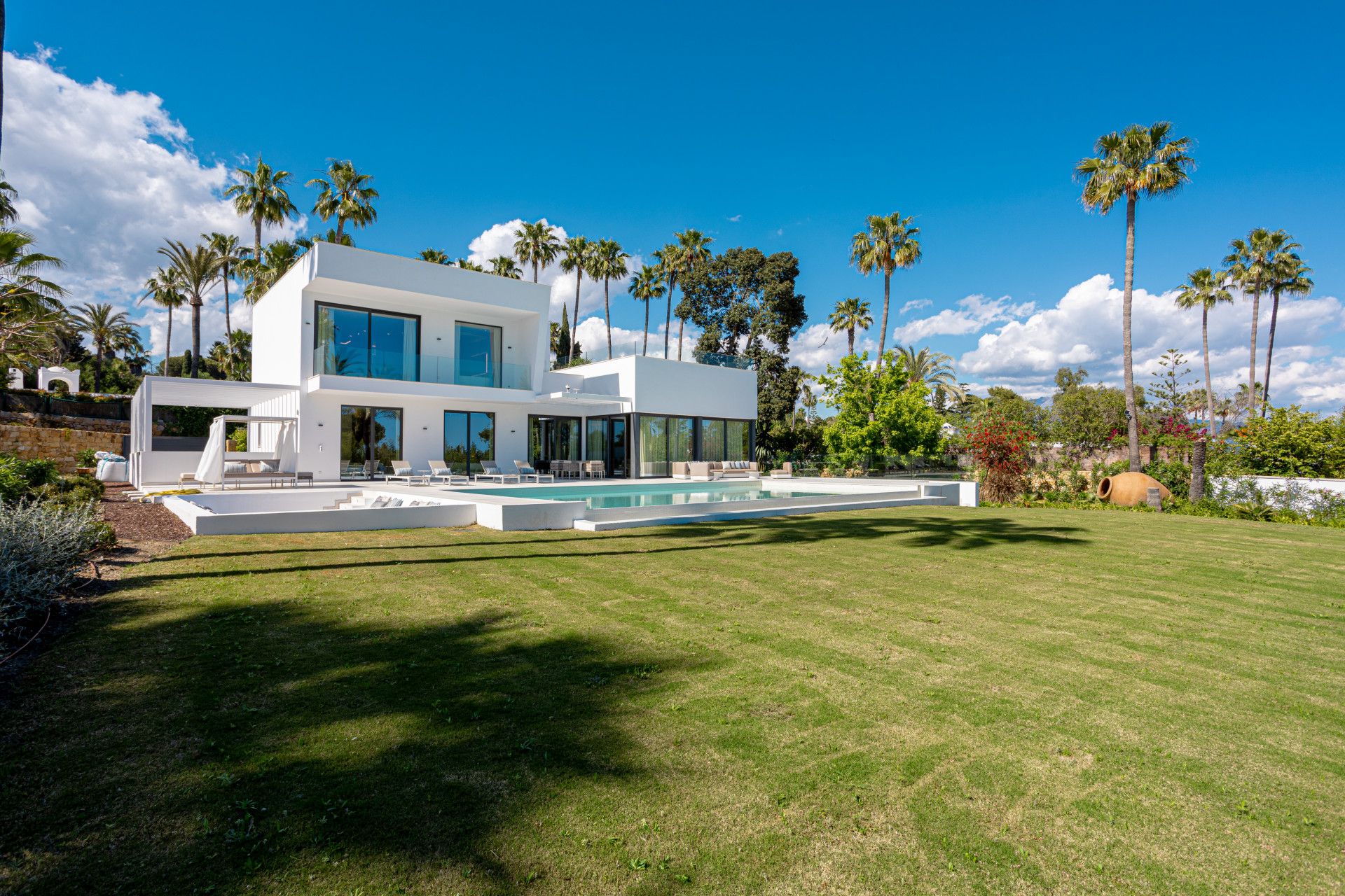 Exterior view of House or chalet for sale in Estepona  with Air Conditioner, Heating and Private garden