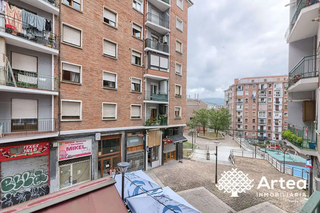 Außenansicht von Wohnung zum Verkauf in Bilbao  mit Heizung, Privatgarten und Möbliert