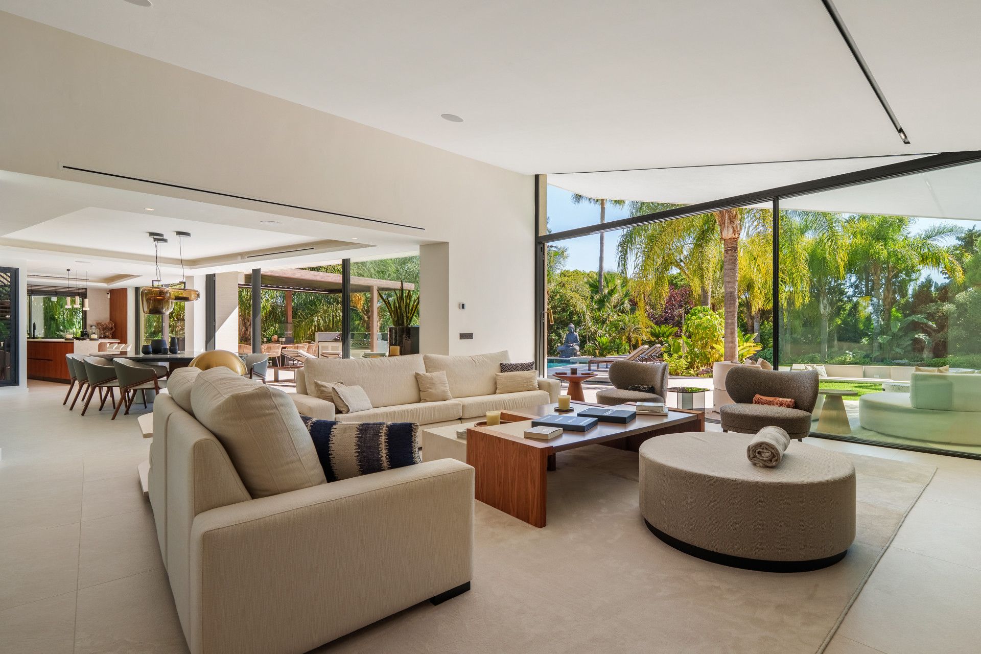 Sala d'estar de Casa o xalet en venda en Marbella amb Jardí privat, Terrassa i Piscina