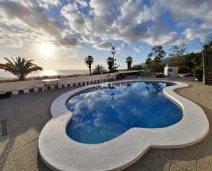 Vista exterior de Casa o xalet en venda en Guía de Isora amb Terrassa, Piscina i Moblat