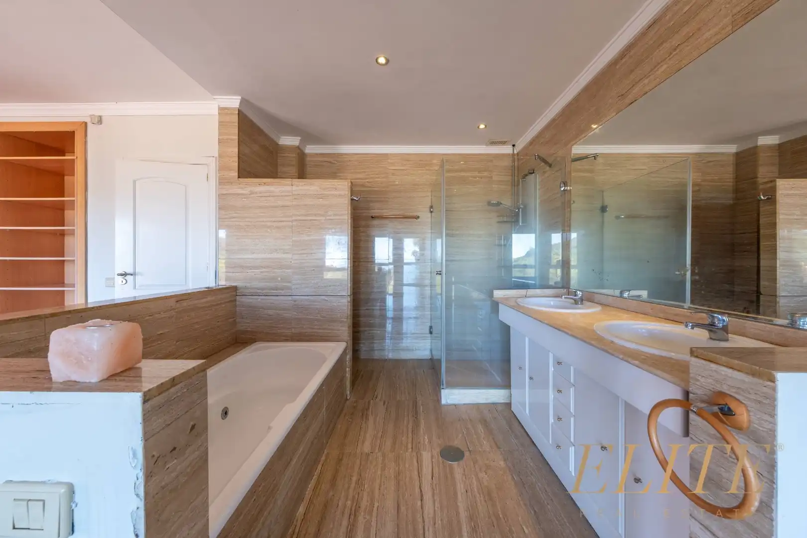 Badezimmer von Einfamilien-Reihenhaus zum Verkauf in Santa Brígida mit Parkett