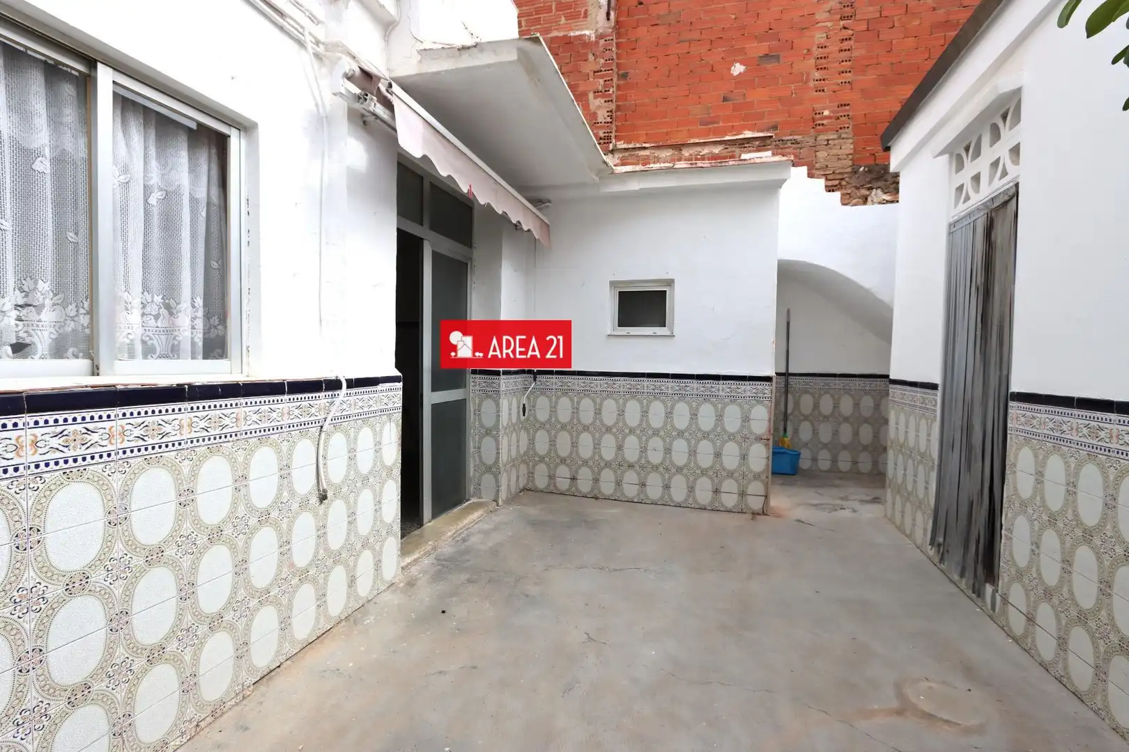 Houses for sale in La Pobla de Vallbona  with Terrace and Storage room