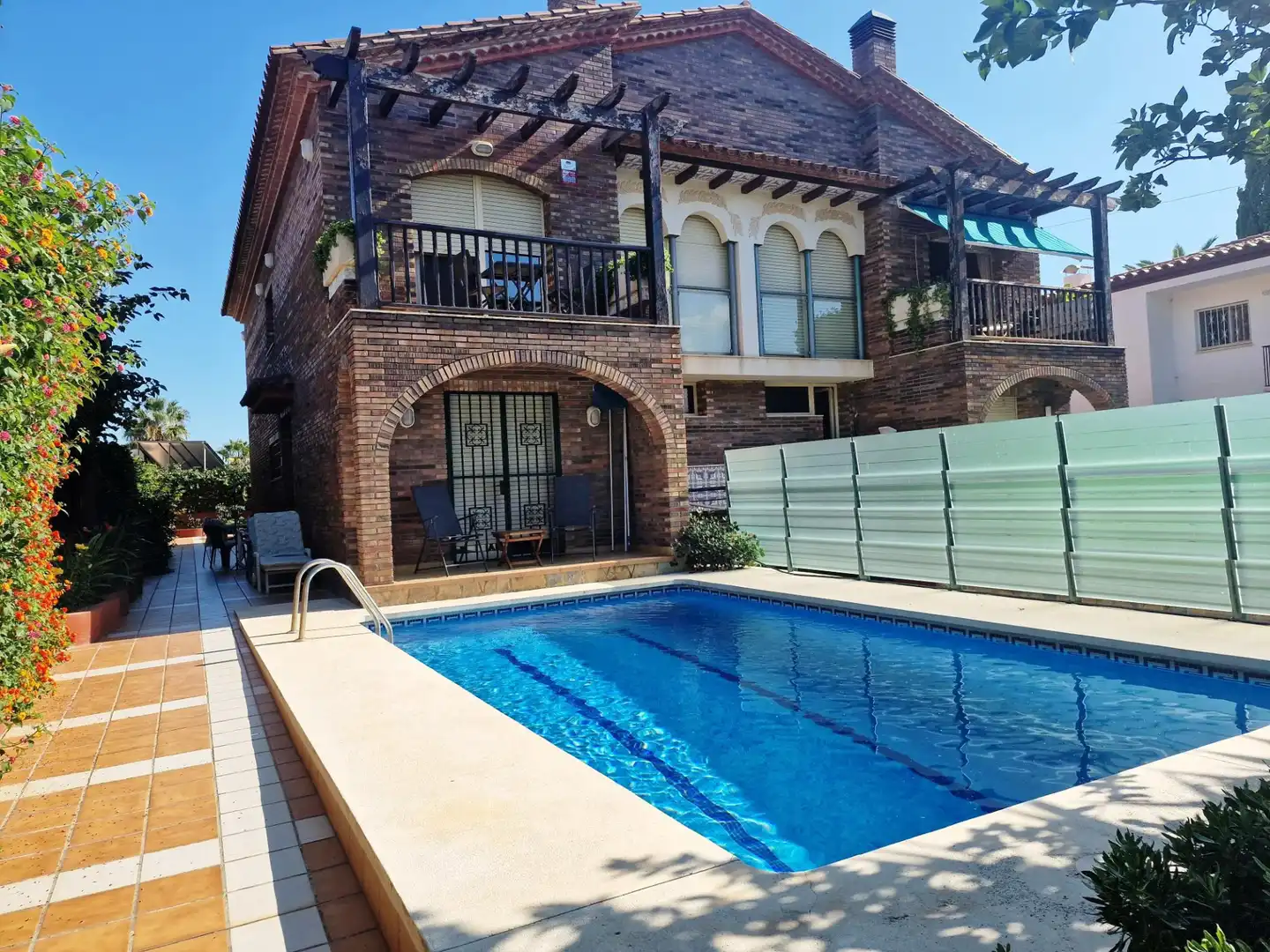 Schwimmbecken von Einfamilien-Reihenhaus zum Verkauf in Cambrils mit Heizung, Privatgarten und Terrasse