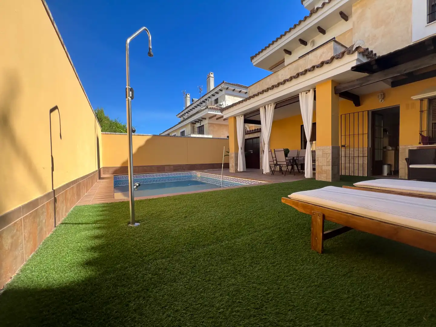 Piscina de Casa adosada en venda en Espartinas amb Aire condicionat, Calefacció i Jardí privat