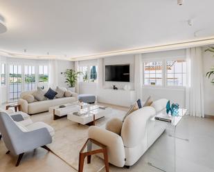 Sala d'estar de Àtic en venda en Marbella amb Aire condicionat, Terrassa i Piscina