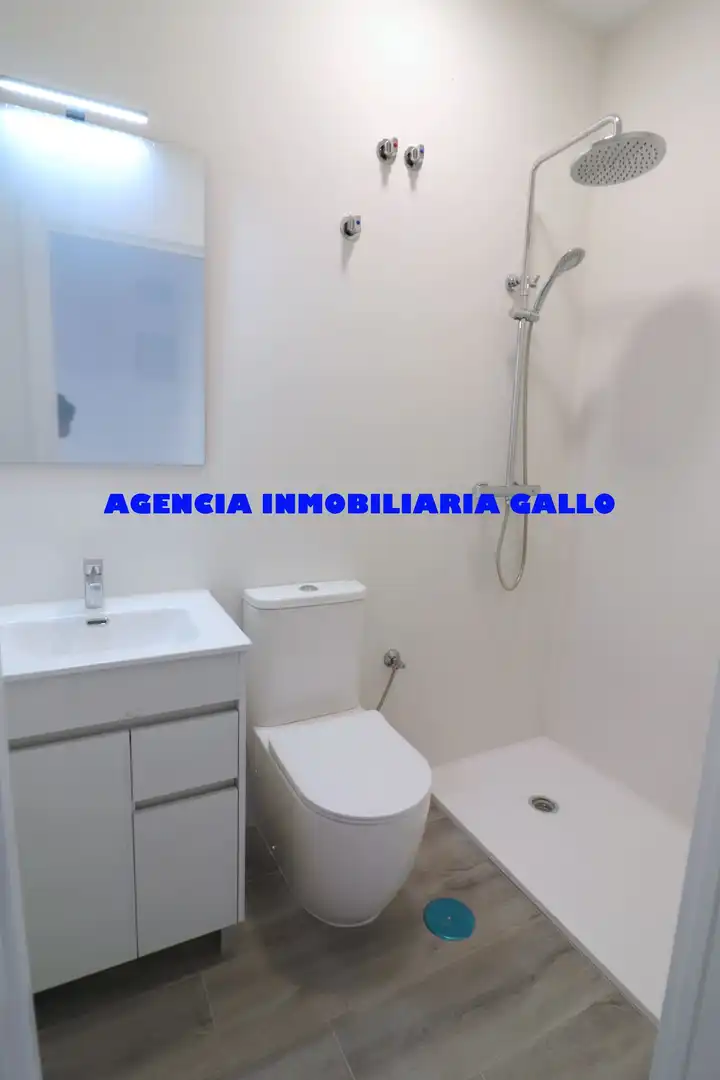 Bany de Pis en venda en Sevilla amb Aire condicionat