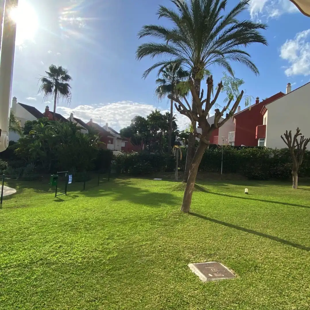 Garten von Einfamilien-Reihenhaus zum Verkauf in Estepona mit Klimaanlage, Terrasse und Schwimmbad