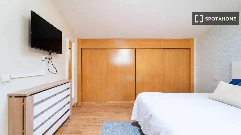 Bedroom of Flat for share in Sevilla la Nueva  with Air Conditioner, Heating and Furnished