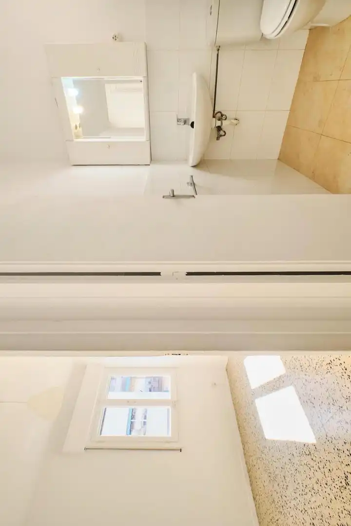 Bathroom of Flat for sale in Barcelona  with Air Conditioner, Washing machine and Microwave
