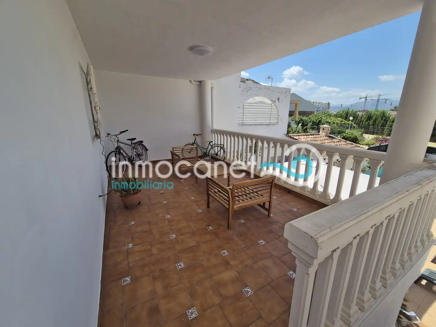 Vista exterior de Casa adosada en venda en Oliva amb Jardí privat, Terrassa i Piscina