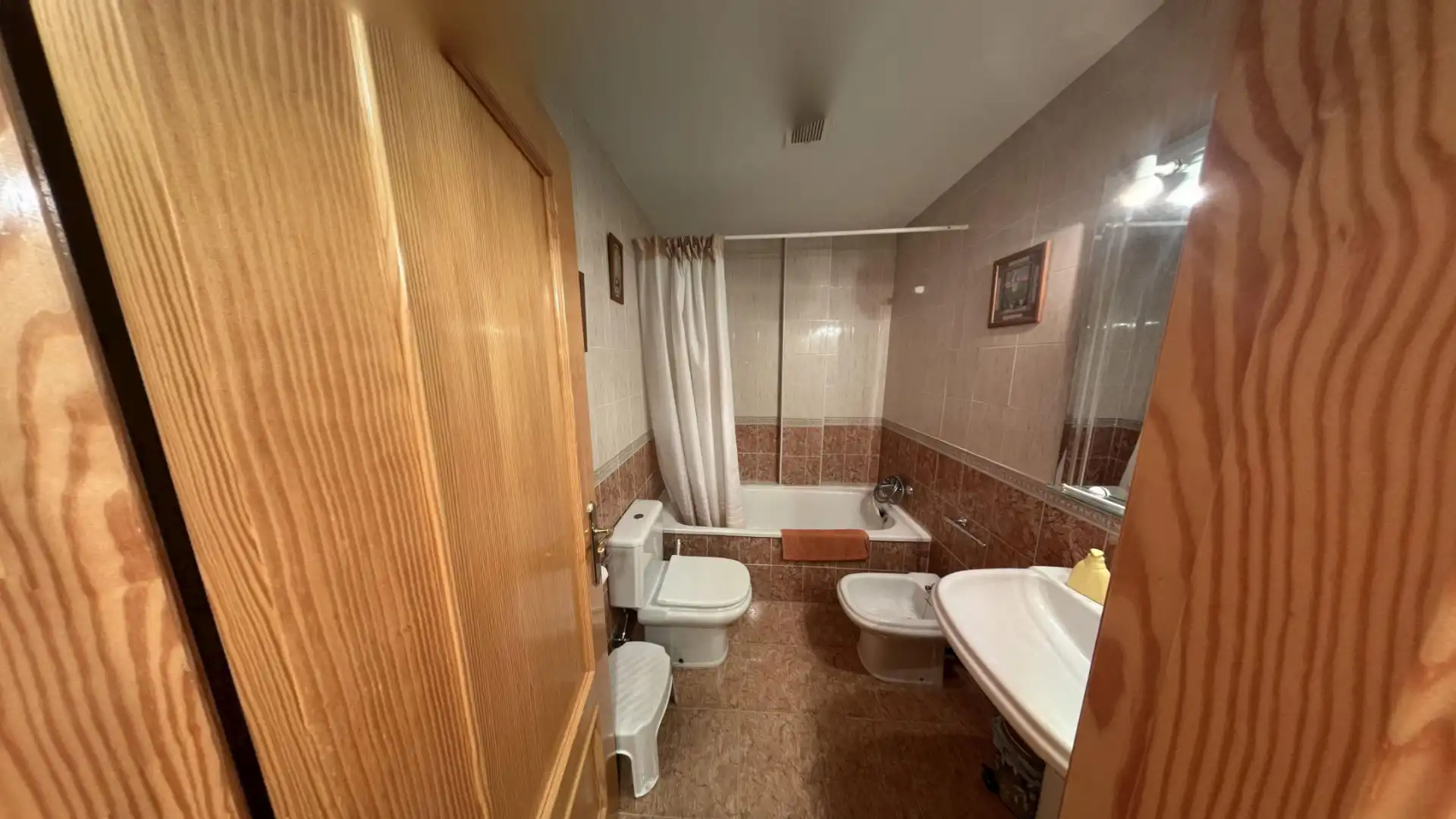 Baño de Casa adosada en venta en Caudete de las Fuentes con Calefacción, Terraza y Amueblado
