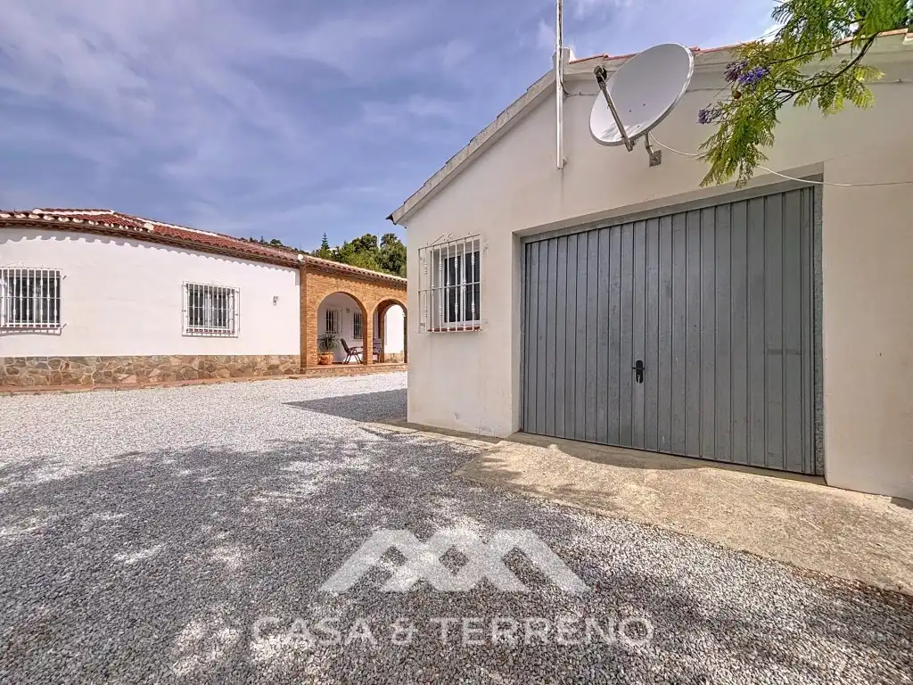 Vista exterior de Casa o xalet en venda en Canillas de Albaida amb Aire condicionat, Calefacció i Jardí privat