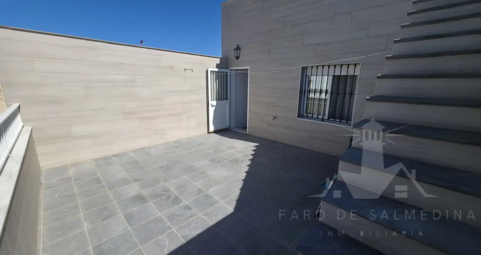 Außenansicht von Einfamilien-Reihenhaus zum Verkauf in Chipiona mit Terrasse und Möbliert