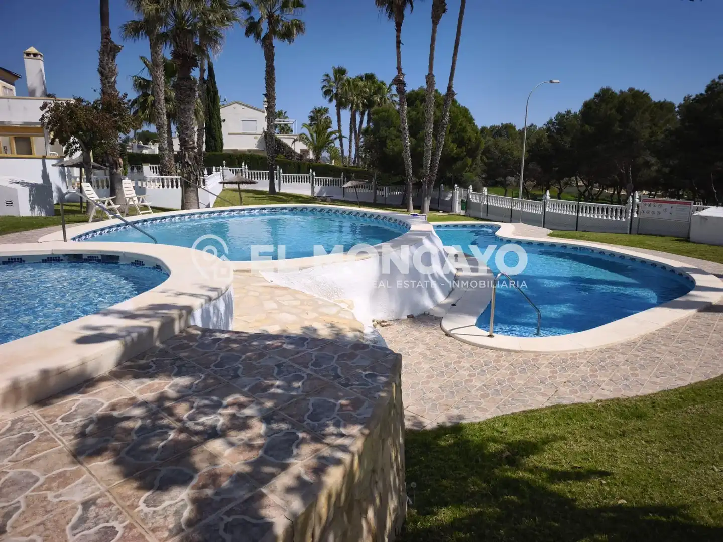 Piscina de Casa adosada en venda en Orihuela amb Aire condicionat, Calefacció i Jardí privat
