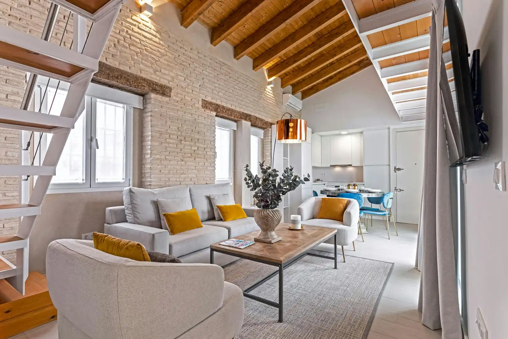 Living room of Flat for rent in Sevilla  with Air Conditioner, Heating and Washing machine