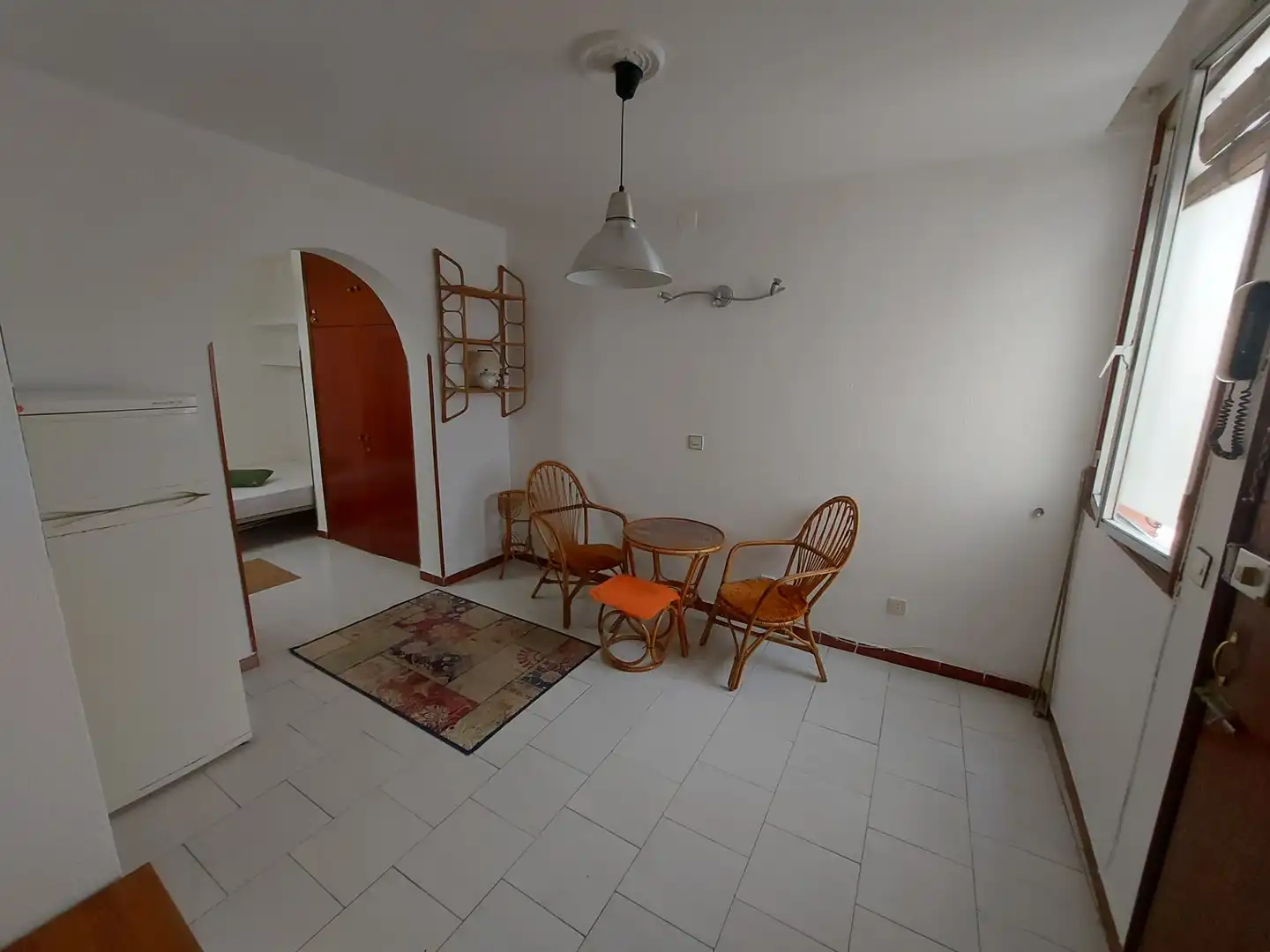 Sala d'estar de Estudi de lloguer en Madrid amb Moblat i Rentadora