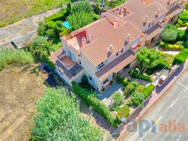 Casa a schiera con balcone in vendita a Carrer Francesc Isgleas 35