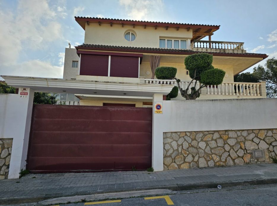 Vista exterior de Casa o xalet en venda en Sant Pere de Ribes amb Calefacció, Piscina i Piscina comunitària