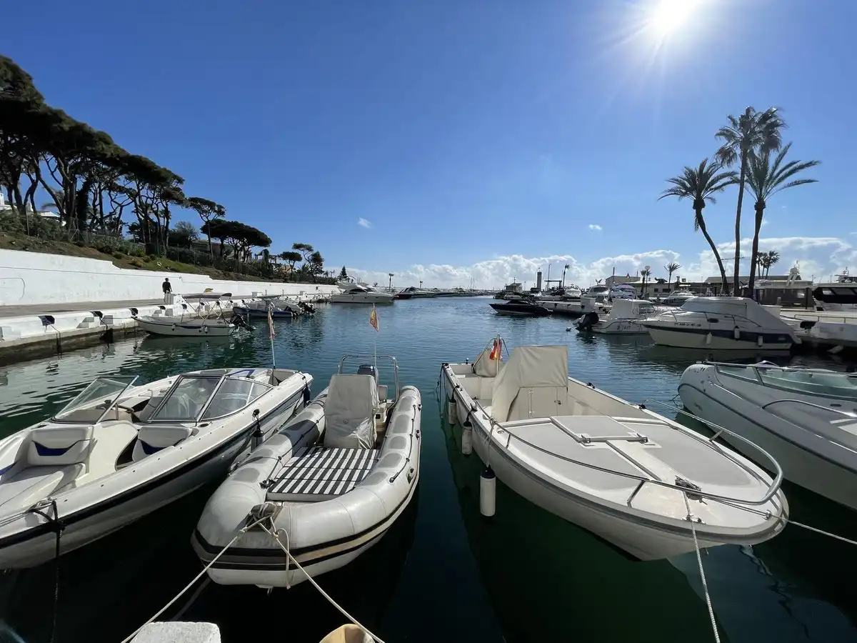 Aparcament de Planta baixa en venda en Marbella amb Piscina comunitària
