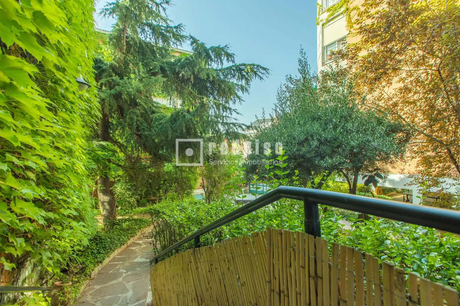 Außenansicht von Wohnung zum Verkauf in Madrid mit Heizung, Privatgarten und Abstellraum